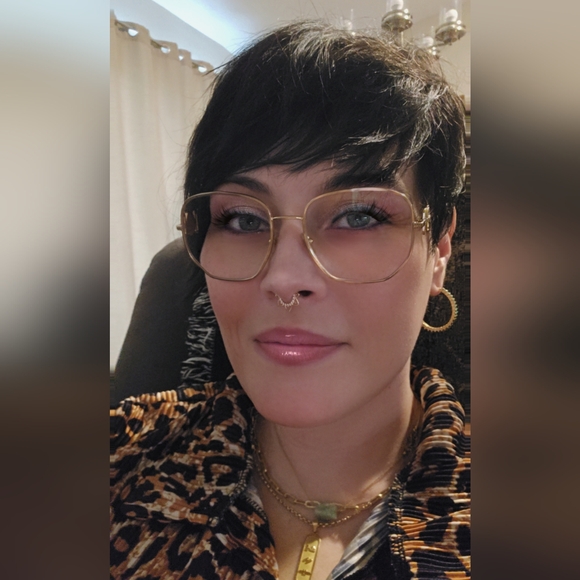 Meet your Posher, Elizabeth - Picture 2 of 2